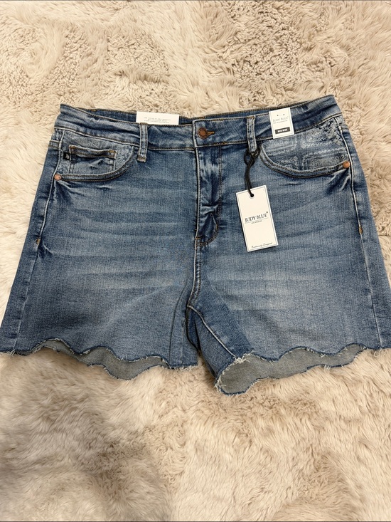 Judy Blue Pants - Judy Blue Scalloped Hem Jean Shorts in Medium Blue